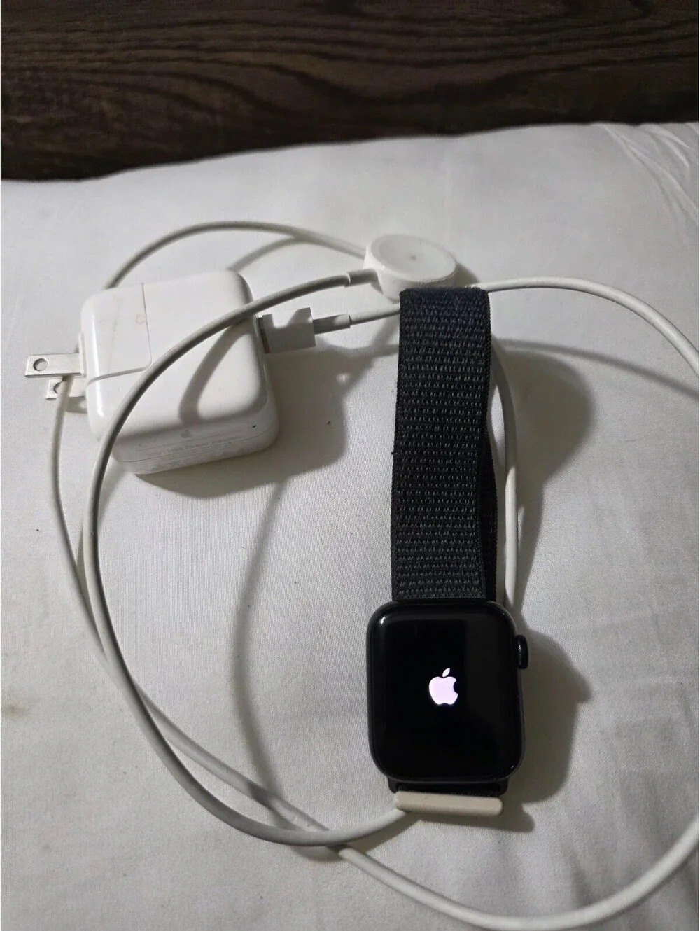 Apple Watch SE 40mm Aluminum Case with Black Sport Loop Band